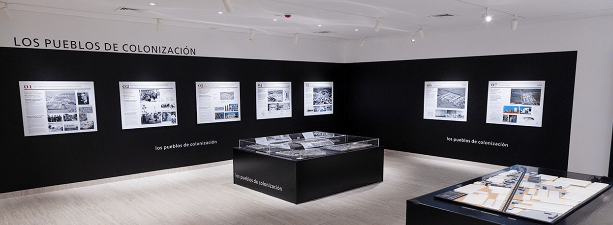 Fotografía de la sala de exposición con información sobre la colonización en Roquetas de Mar