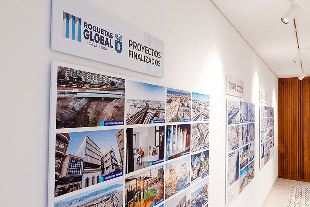 Panel con imágenes y textos sobre los proyectos urbanos y arquitectónicos de Roquetas de Mar