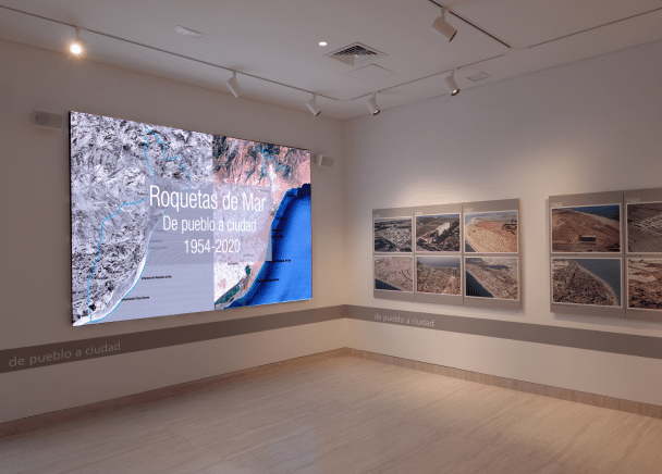 Vista general de la exposición sobre la transformación de Roquetas de Mar